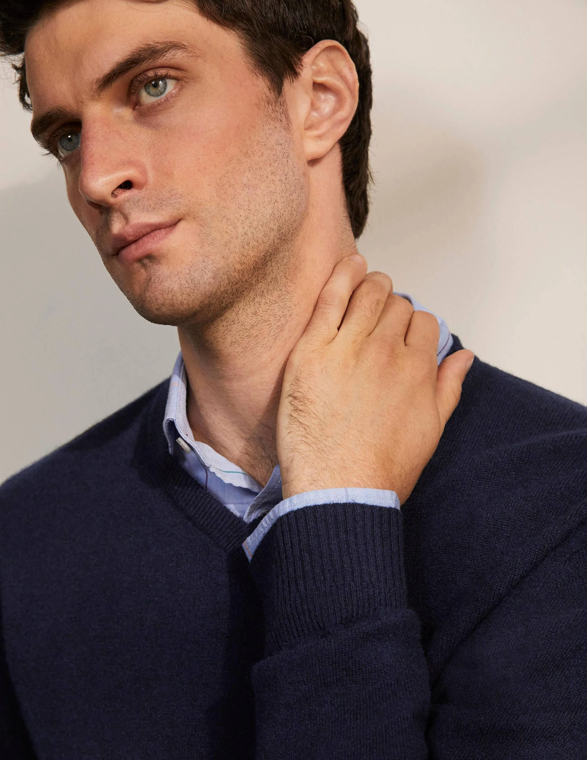 Cashmere V-neck-Navy - Image 4