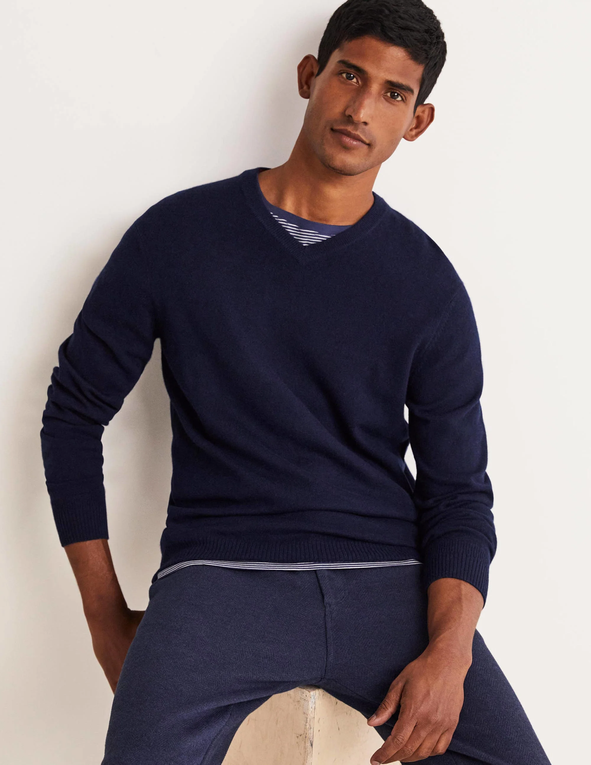 Cashmere V-neck-Navy - Image 5