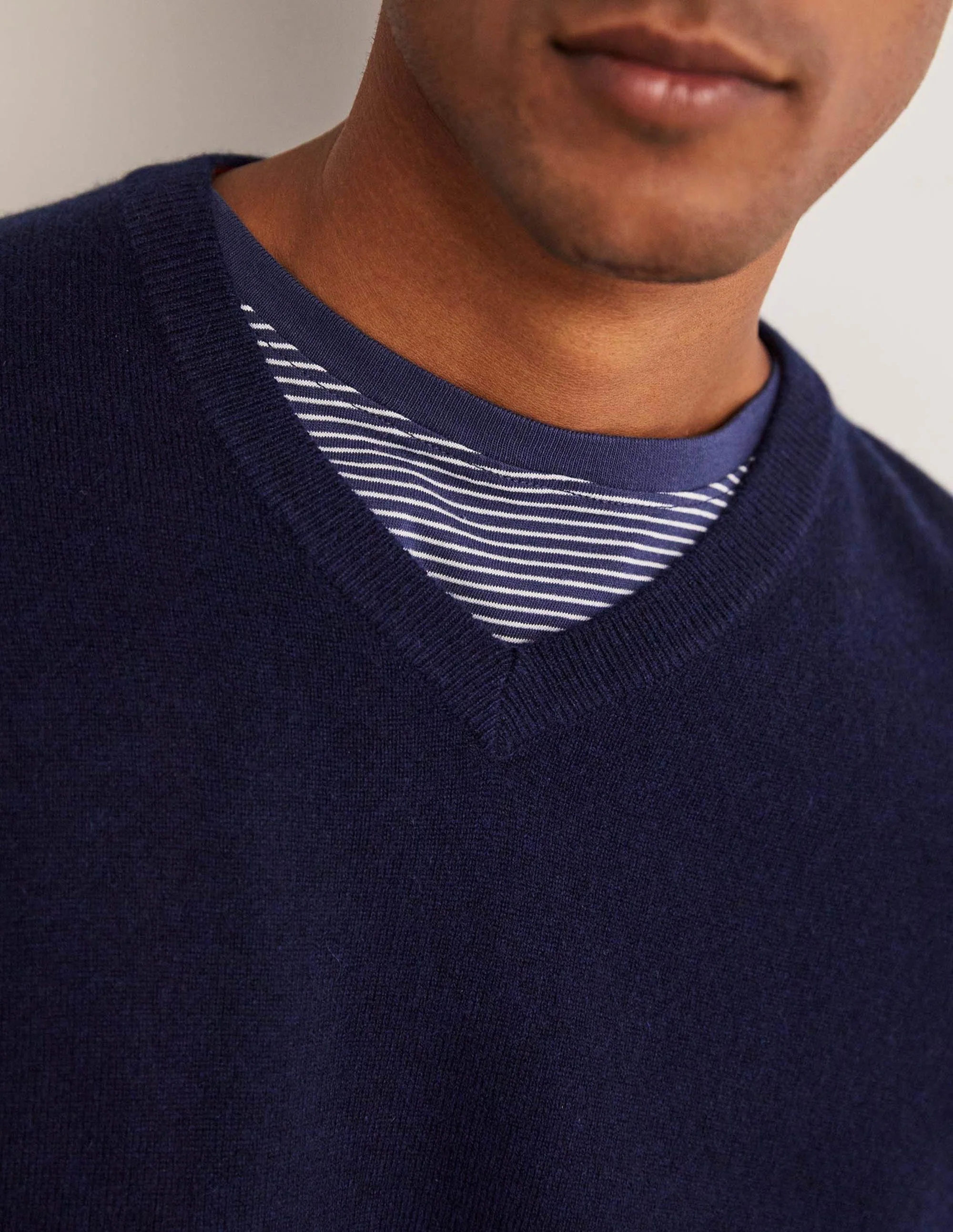 Cashmere V-neck-Navy - Image 7