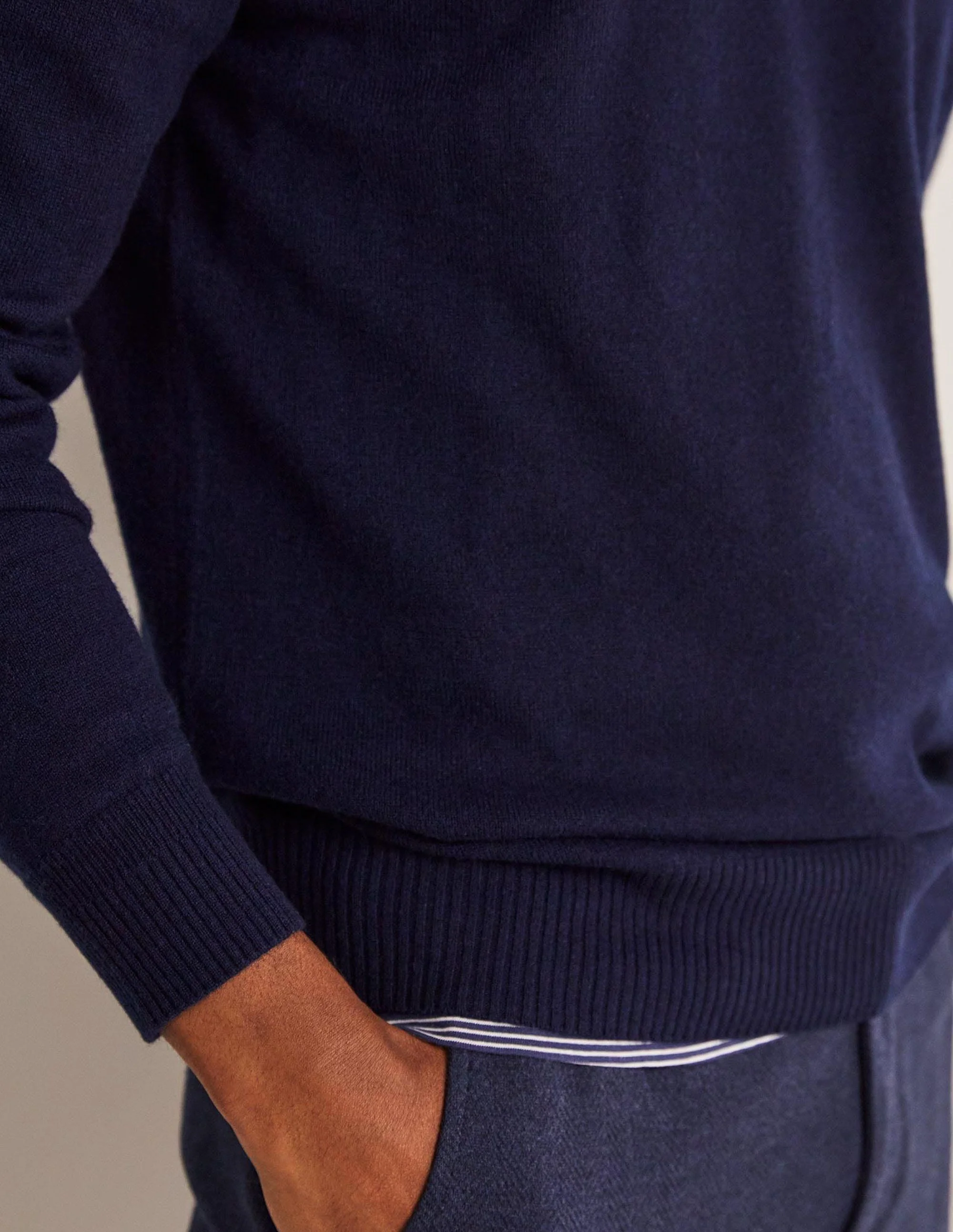 Cashmere V-neck-Navy - Image 9