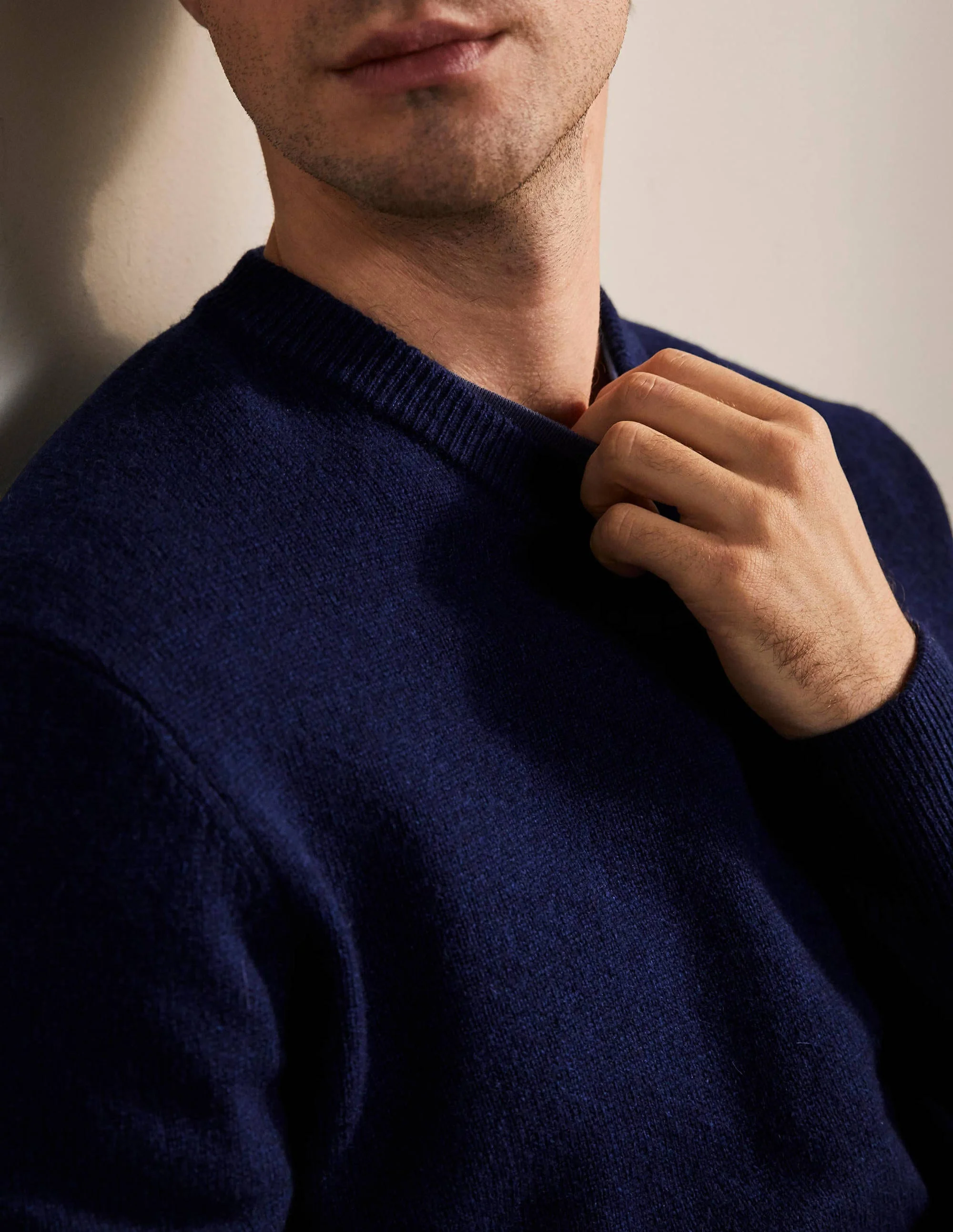 Lambswool V-neck-Space Navy - Image 4
