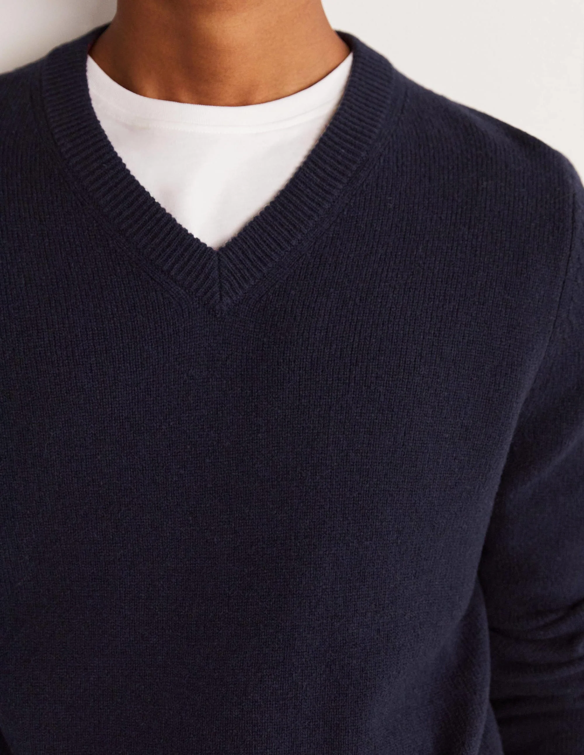 Lambswool V-Neck-Space Navy - Image 2