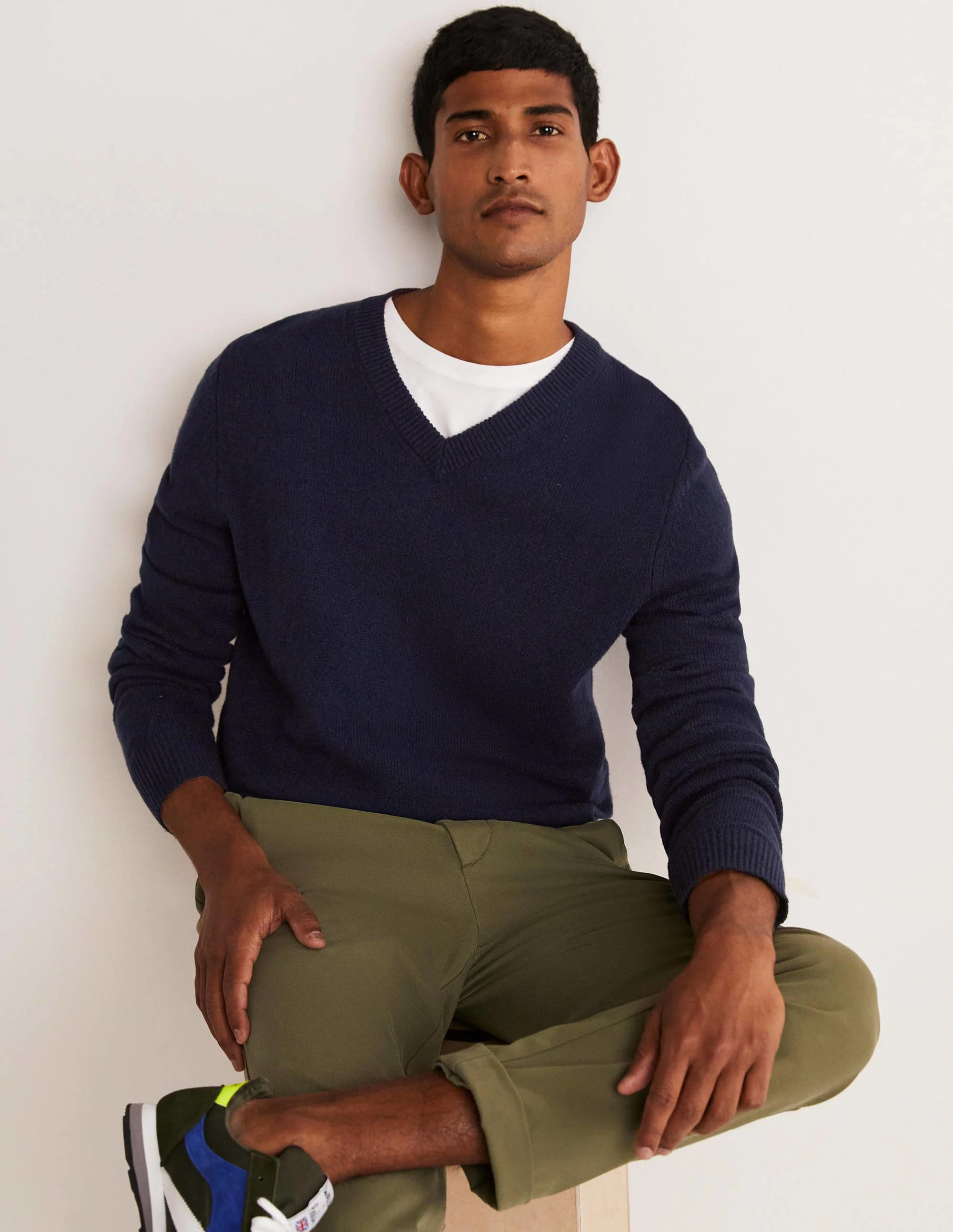 Lambswool V-Neck-Space Navy - Image 4