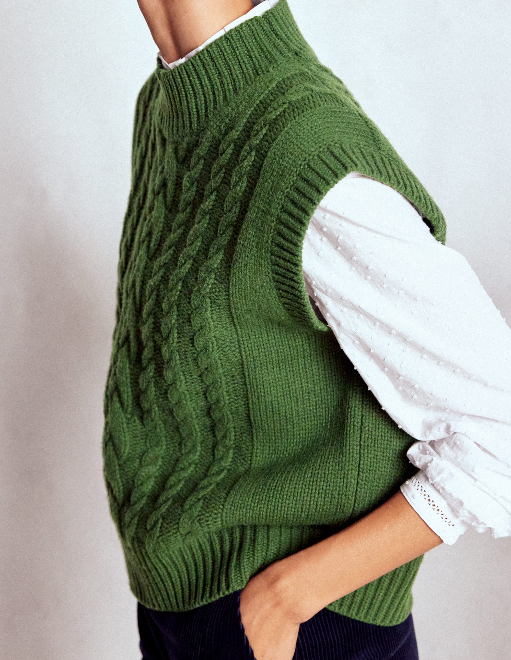 Amara Merino Cable Vest-Green Fir - Image 3