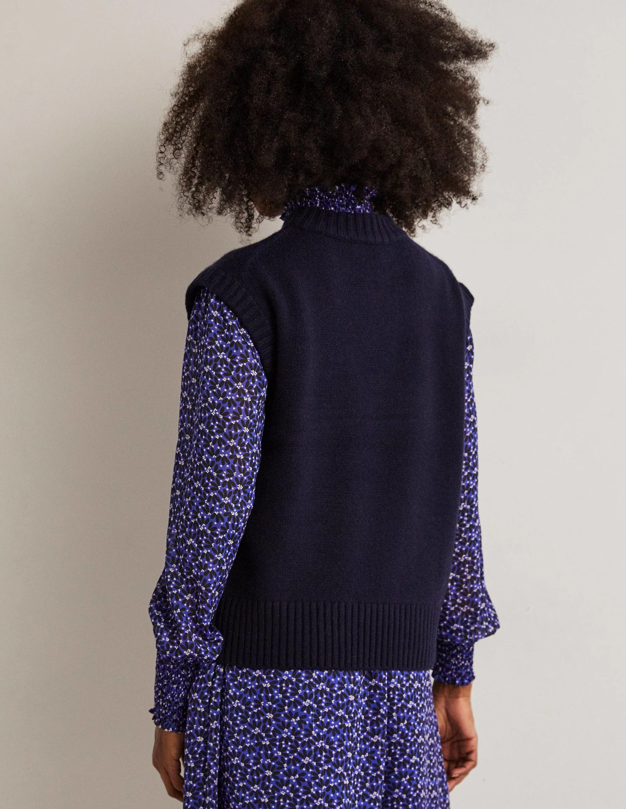 Chunky Cashmere Crew Neck Vest-Navy - Image 4