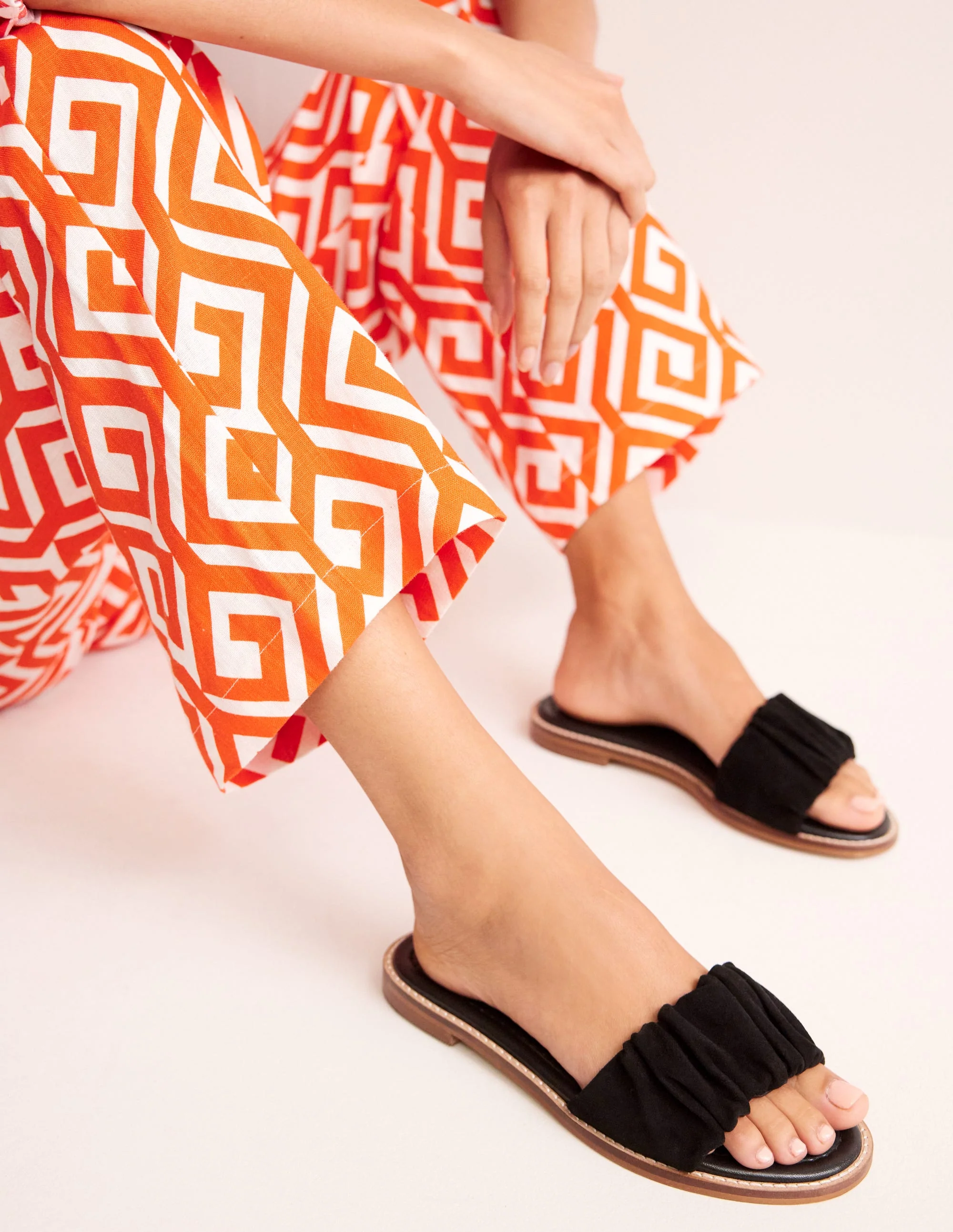 Ruched Flat Sandals-Black - Image 3